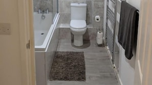 Standard Apartment | Bathroom | Combined shower/bathtub, towels