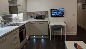 Standard Apartment | Private kitchen | Full-sized fridge, microwave, oven, stovetop