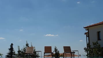 Una piscina al aire libre de temporada