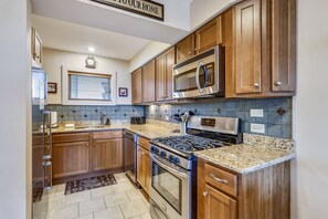 Fridge, microwave, stovetop, dishwasher