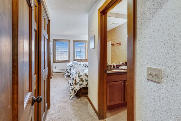 2 bedrooms, internet, bed sheets