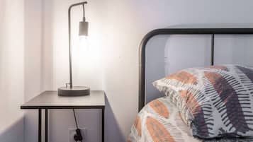 1 sovrum, skrivbord, strykjÀrn/strykbrÀda och resesÀng