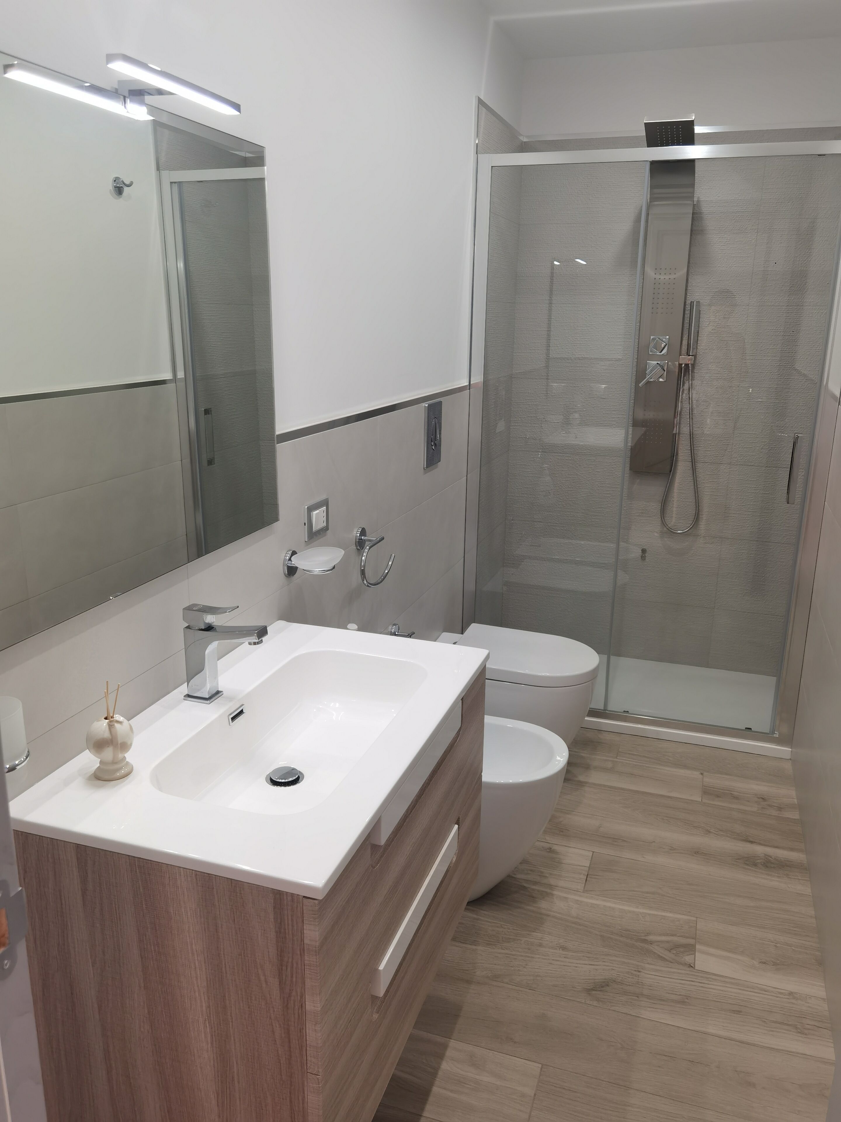 Douche, sèche-cheveux, peignoirs, bidet
