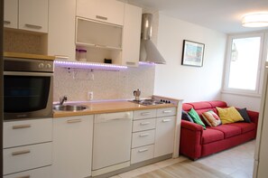 Kühlschrank, Mikrowelle, Ofen, Geschirrspüler