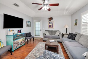 Smart TV - Adorable 3 bed, 2 bath Cottage in Glynn Haven SD (Saint Simons Island)