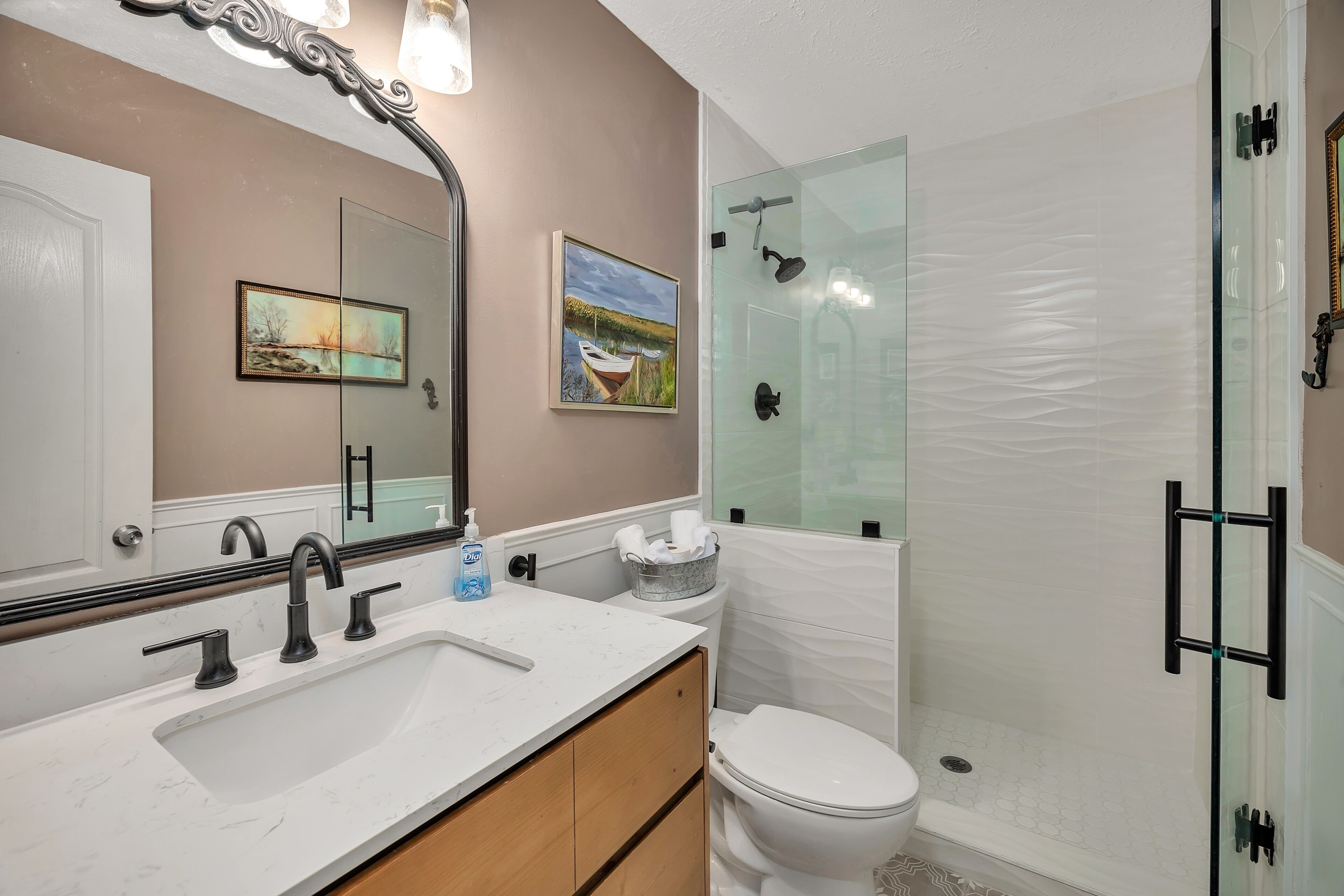 Combined shower/tub, towels, soap, toilet paper