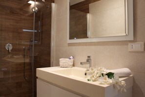 Douche, sèche-cheveux, bidet, serviettes fournies