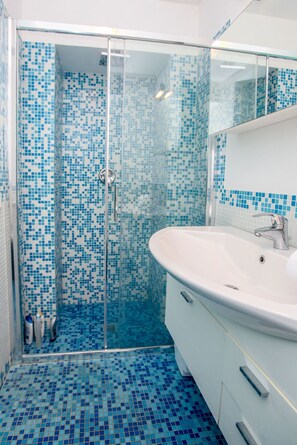 Dusche, Haartrockner, Bidet, Handtücher