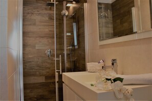 Dusche, Haartrockner, Bidet, Handtücher