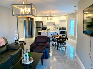 50-inch flat-screen TV with cable channels, TV - The Maid of the Mist Villa-Yard &Parking (Niagara Falls)