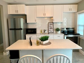 Geladeira, micro-ondas, fogão, cafeteira/chaleira