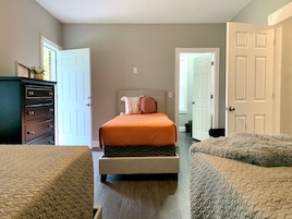 Escritorio y espacio para trabajar con un portátil