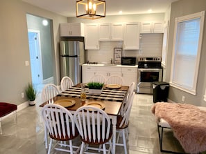 Fridge, microwave, oven, coffee/tea maker - The Maid of the Mist Villa-Yard &Parking (Niagara Falls)