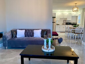 50-英寸纯平电视 （配备有线频道）、电视