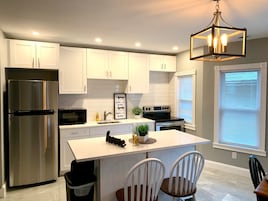 Frigorífico, microondas, horno y cafetera o tetera