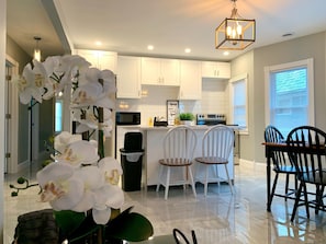 Fridge, microwave, oven, coffee/tea maker - The Maid of the Mist Villa-Yard &Parking (Niagara Falls)