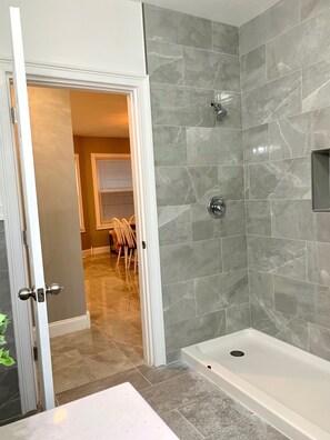 Douche, articles de toilette (gratuits), savon, shampooing