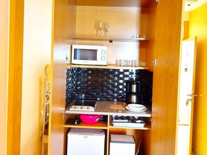 Refrigerador, microondas y utensilios de cocina 