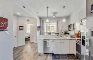 Fridge, microwave, oven, stovetop - 7 minutes to Broadway! Free Parking! Sleeps 6! (Nashville)