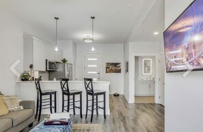 Smart TV - 7 minutes to Broadway! Free Parking! Sleeps 6! (Nashville)