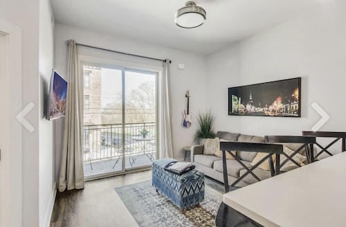 7 minutes to Broadway! Free Parking! Sleeps 6!