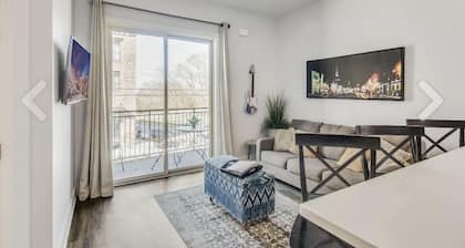 7 minutes to Broadway! Free Parking! Sleeps 6!