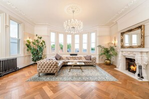 TV connectée, cheminée, livres