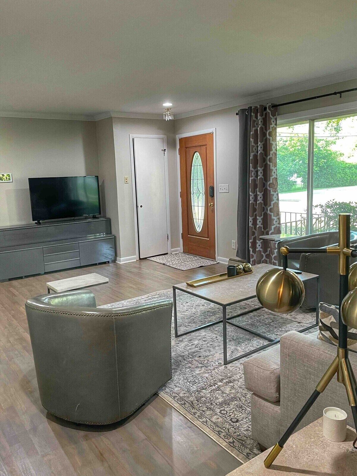 Fernseher, Bücher, Arbeitsbereiche