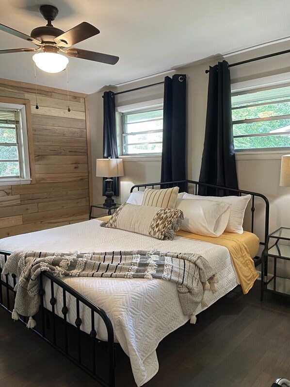 5 bedrooms, desk, iron/ironing board, travel crib