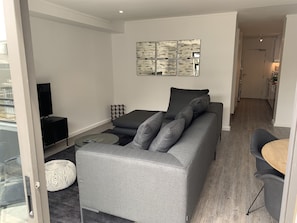 TV connectée de 60 cm avec chaßnes par cùble, télévision, Netflix