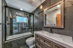Ducha y bañera combinadas, secador de pelo y toallas