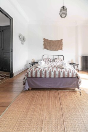 2 bedrooms, desk, iron/ironing board, travel crib - Appartement design et lumineux en centre-ville (Vichy)