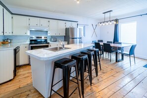 Microondas, cafetera o tetera, tostadora y papel de cocina