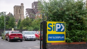 Een parkeerplaats met een 'SiP'-bord dat aangeeft dat het een parkeeroptie is waarbij je moet betalen en een kaartje moet afhalen.