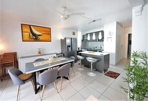 Dining - Very nice T5 fully air-conditioned, soundproofed (3 bedrooms and 3 bathrooms) (Les Trois-Îlets)