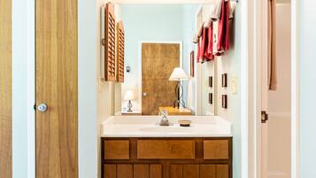 Combined shower/tub, towels, toilet paper