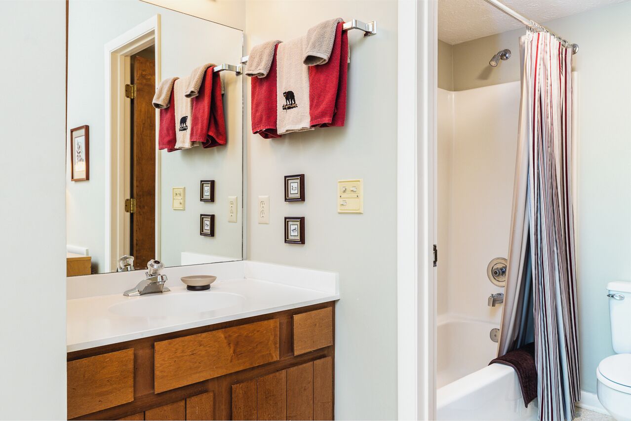 Combined shower/tub, towels, toilet paper