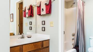 Combined shower/tub, towels, toilet paper