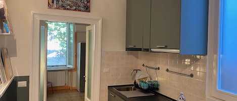 Réfrigérateur, micro-ondes, plaque de cuisson, lave-vaisselle