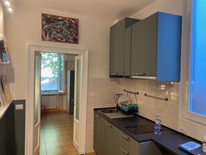 Frigorífico, microondas, placa de cocina y lavavajillas