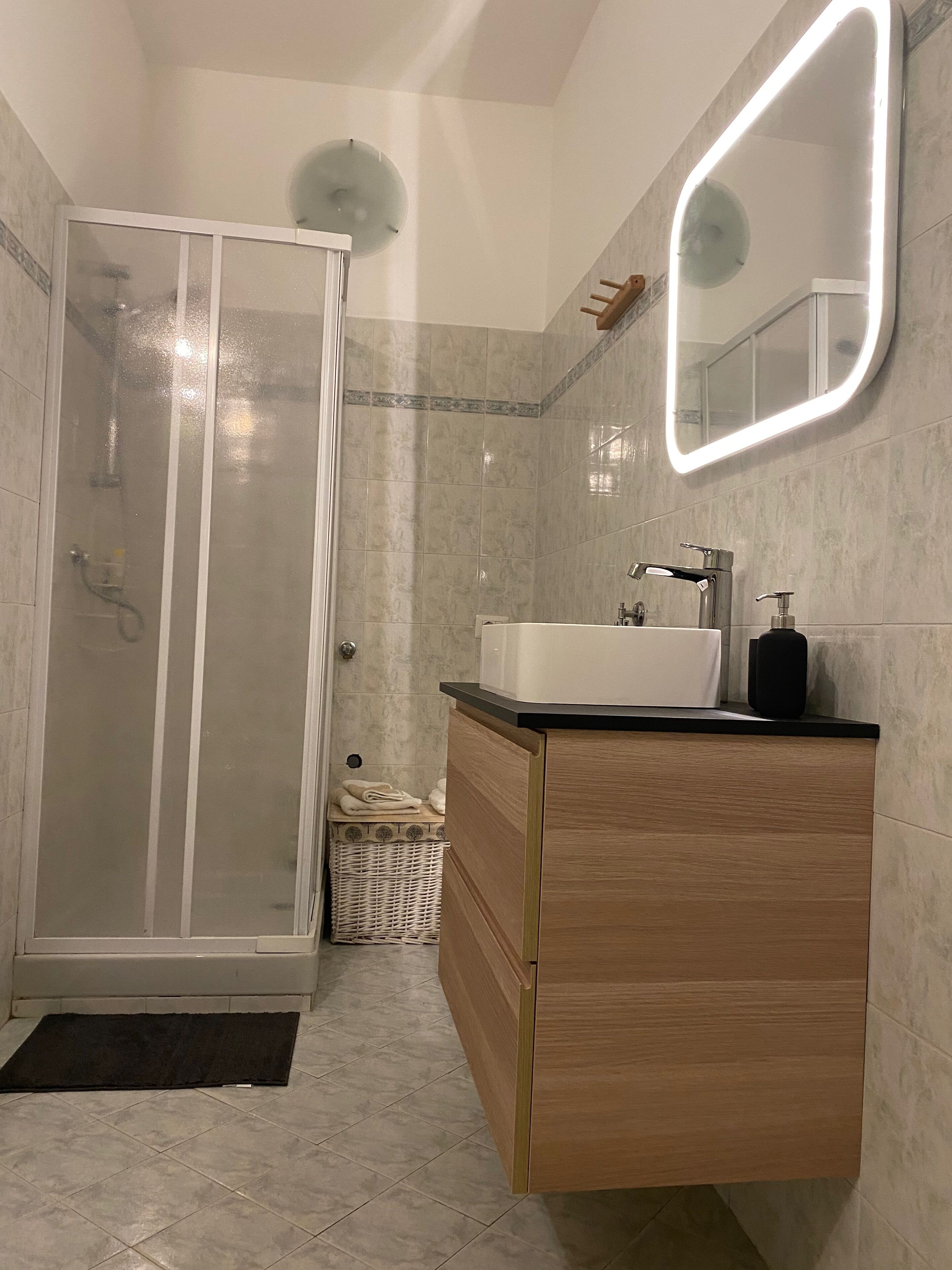 Ducha, secador de pelo, bidé y toallas