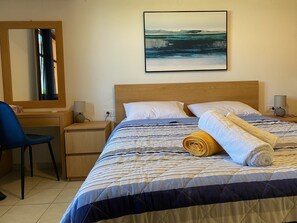 2 chambres, coffres-forts dans les chambres, fer et planche à repasser