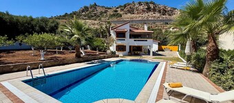 A Mediterranean oasis just a 10 minute walk from the Old Town