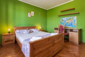 2 bedrooms, desk, iron/ironing board, WiFi