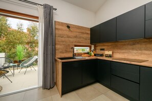 Fridge, oven, stovetop, dishwasher