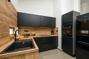 Fridge, oven, stovetop, dishwasher