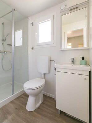 Douche, serviettes fournies, papier toilette