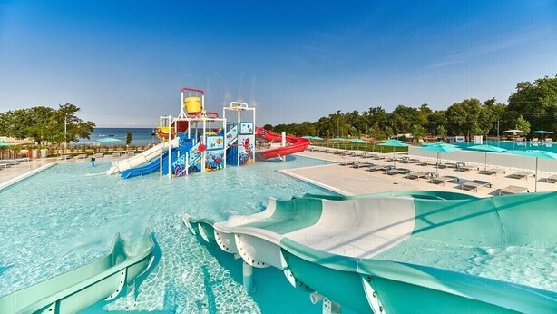 Un parque acuático con varias toboganes y una zona de piscina.