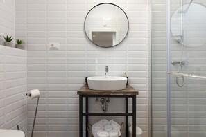 Douche, séchoir à cheveux, serviettes fournies