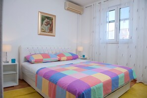 4 bedrooms, iron/ironing board, WiFi, bed sheets